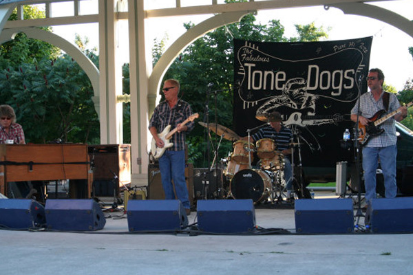 pic_tonedogs04_600x400